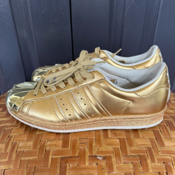 ADIDAS ORIGINALS SUPERSTAR 80S METAL "GOLD"
GOLD MET./GOLDMET./OFFWHITE Size 6.5 - Picture 10 of 15